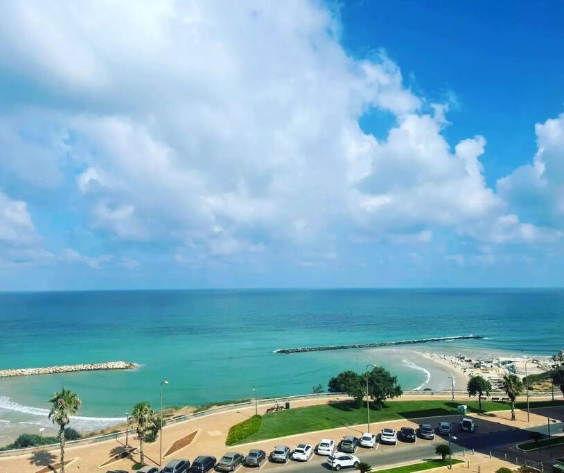 Beautiful 2-Bedroom Sea-View Apartment Нетанья Екстер'єр фото