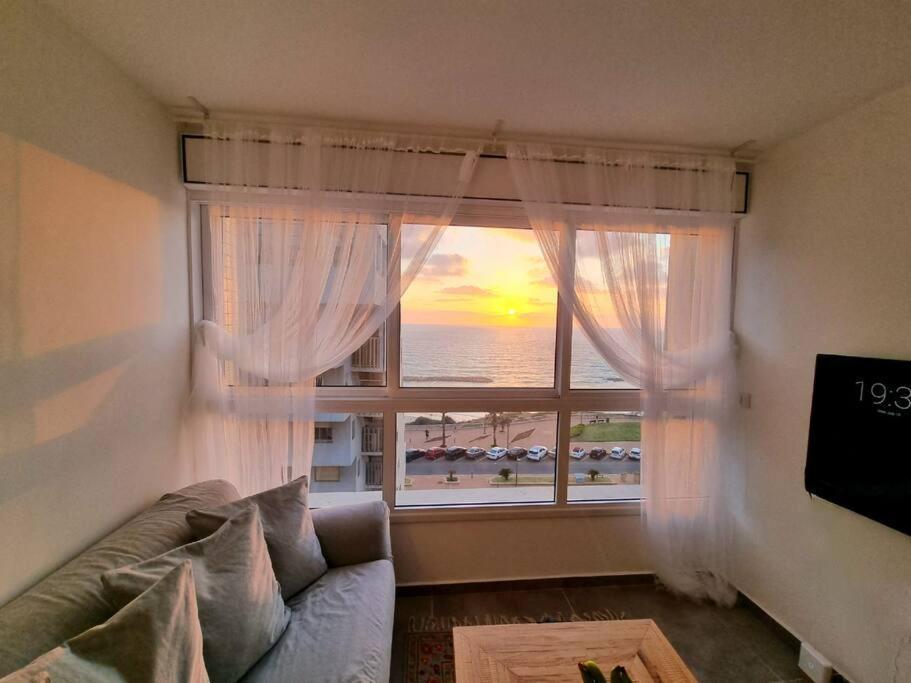 Beautiful 2-Bedroom Sea-View Apartment Нетанья Екстер'єр фото