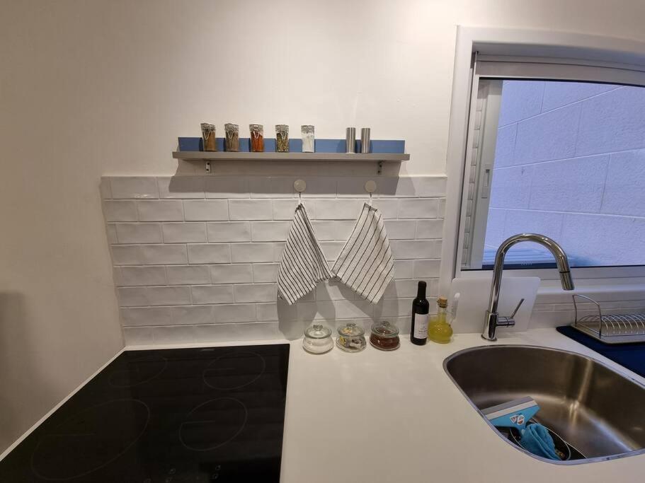 Beautiful 2-Bedroom Sea-View Apartment Нетанья Екстер'єр фото