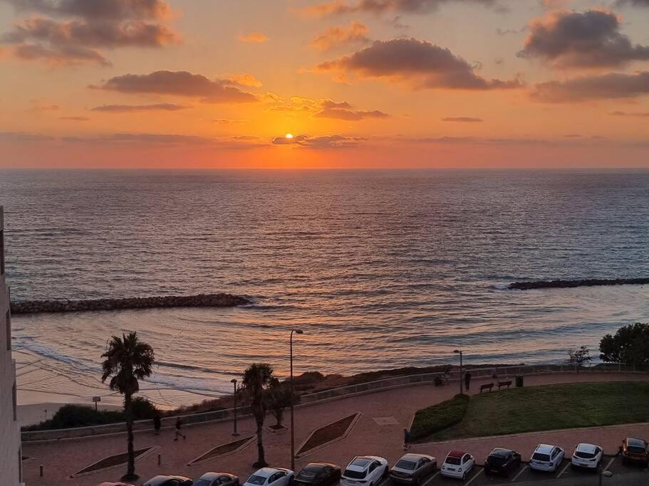 Beautiful 2-Bedroom Sea-View Apartment Нетанья Екстер'єр фото